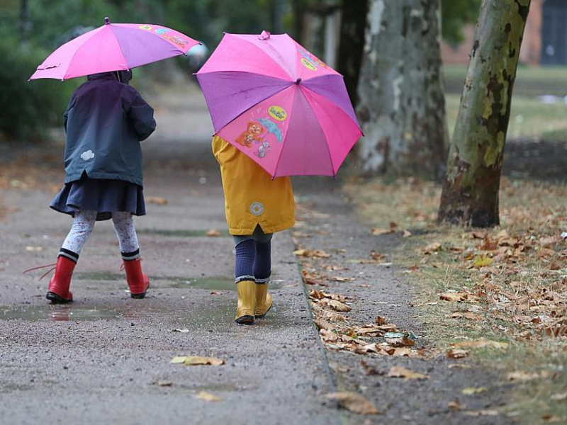 Zwei Kleinkinder bei Herbstanfang (Archiv) - Foto: über dts Nachrichtenagentur