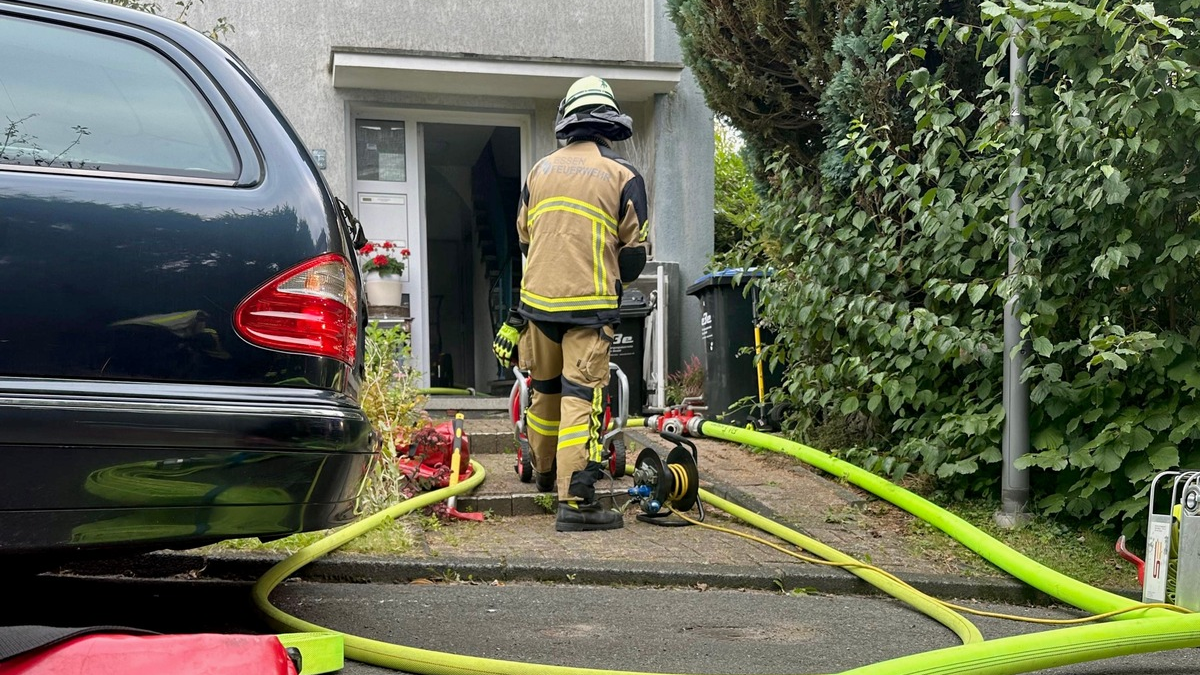 FW-E: Kellerbrand in Essen-Überruhr - Menschenrettung über Drehleiter - Foto: presseportal.de