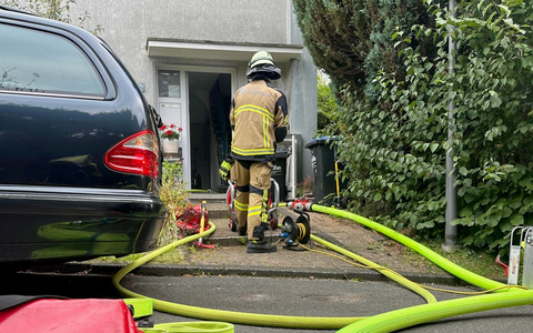 FW-E: Kellerbrand in Essen-Überruhr - Menschenrettung über Drehleiter - Foto: presseportal.de
