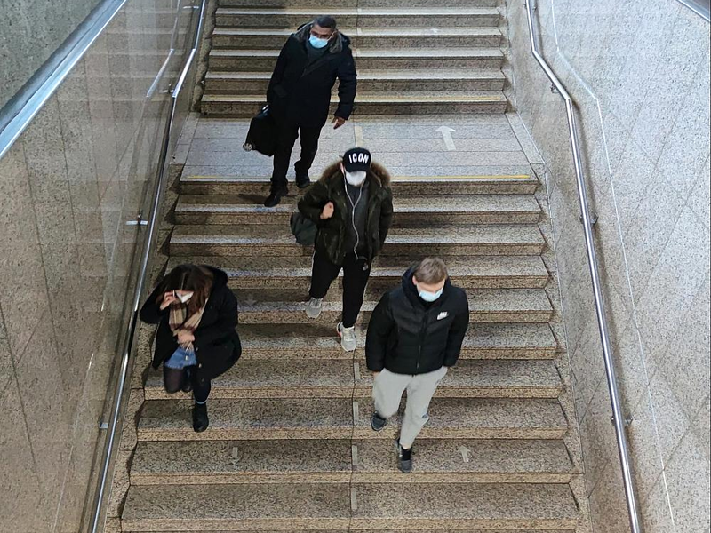 Menschen mit Maske (Archiv) - Foto: über dts Nachrichtenagentur