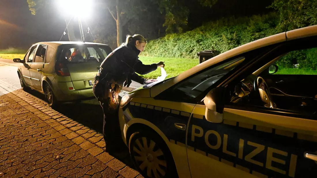 Der Pendler- und Reiseverkehr soll durch die Kontrollen nicht gestört werden.  - Bild: Roberto Pfeil/dpa