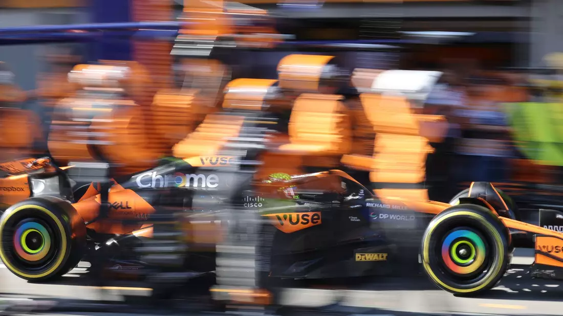 Lando Norris raste in Baku von Startplatz 15 noch auf Rang 4.  - Bild: Ali Haider/EPA POOL/AP/dpa