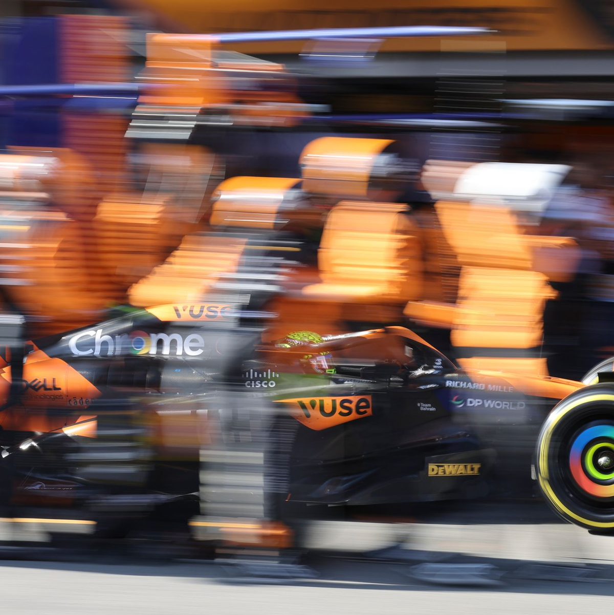 Lando Norris raste in Baku von Startplatz 15 noch auf Rang 4.  - Foto: Ali Haider/EPA POOL/AP/dpa