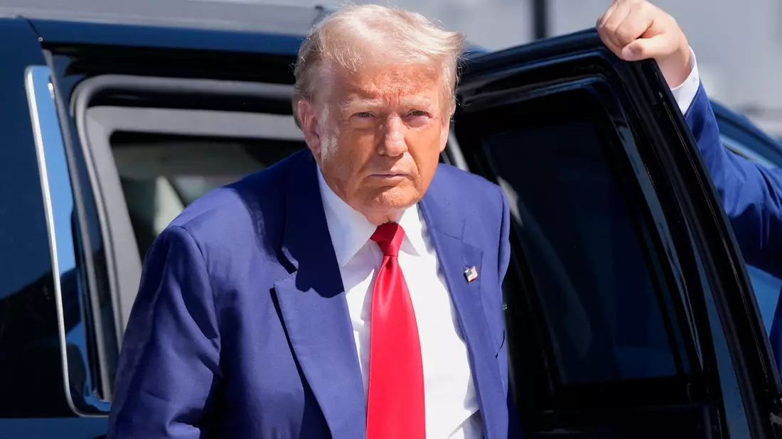Ex-Präsident Donald Trump war nur wenige Meter von dem Verdächtigen entfernt. (Archivbild) - Bild: Alex Brandon/AP/dpa
