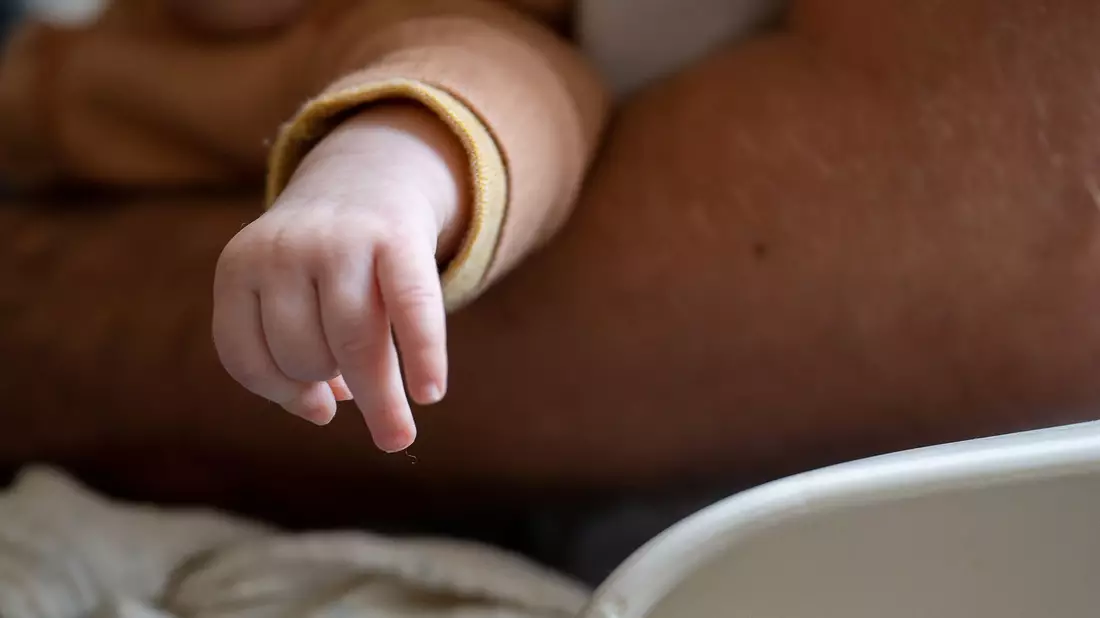 Die Familienstartzeit würde vor allem Männern zugute kommen. - Bild: Sebastian Gollnow/dpa