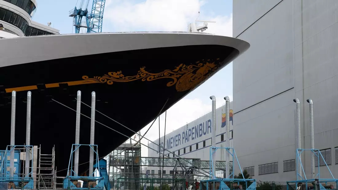Das Kreuzfahrtschiff «Disney Treasure» liegt bei der Meyer Werft in Papenburg im Hafen. - Bild: Alicia Windzio/dpa