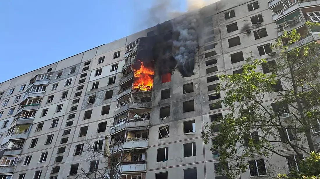 Eine Tote und über 40 Verletzte in Charkiw nach russischem Luftangriff. - Bild: -/Ukrainian Presidential Press Office/dpa