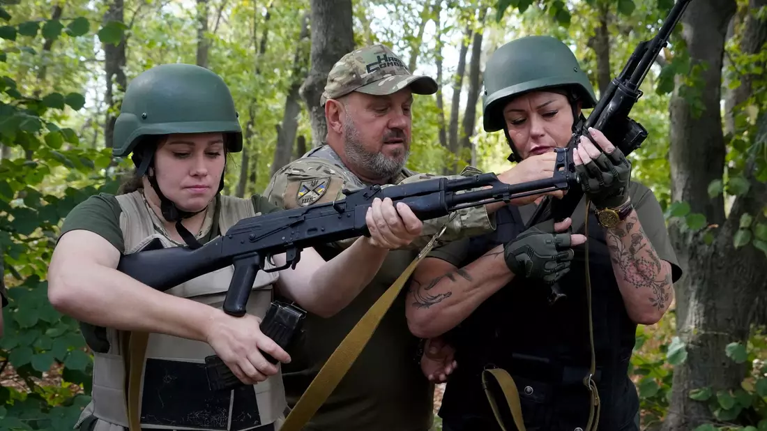Zu wenig Waffen für die Ukraine? (Archivbild) - Bild: Andrii Marienko/AP