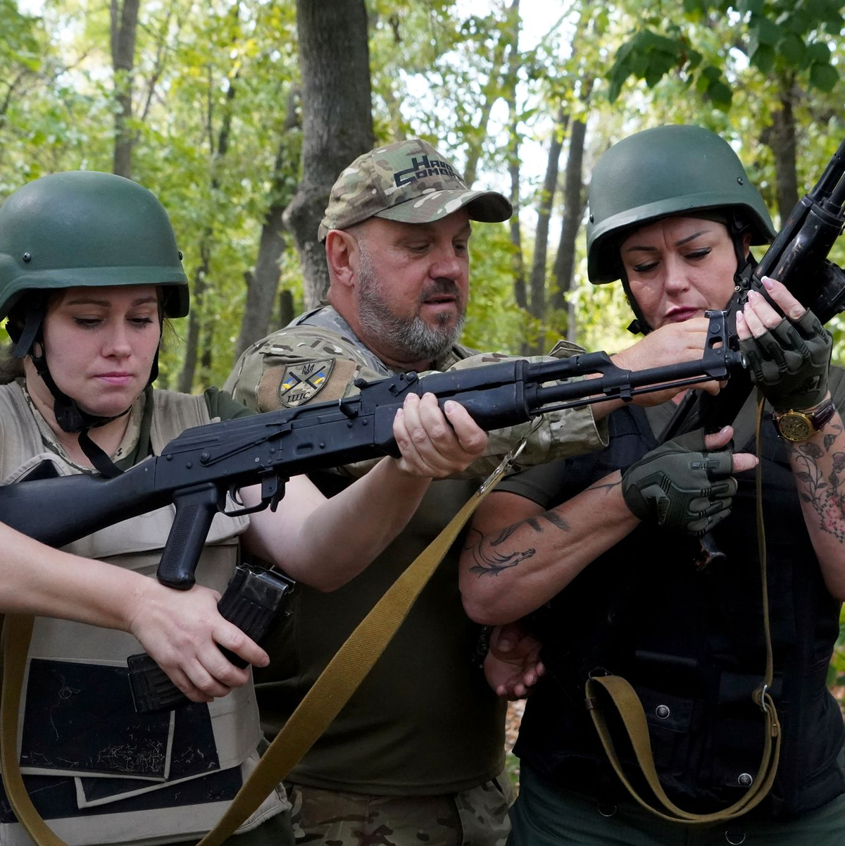 Zu wenig Waffen für die Ukraine? (Archivbild) - Foto: Andrii Marienko/AP