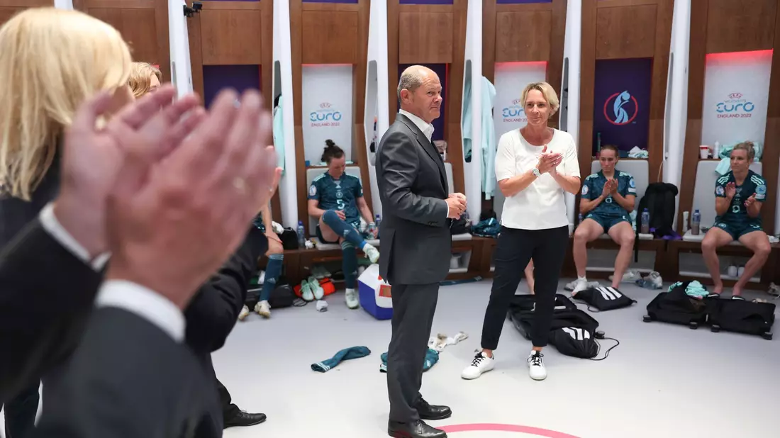 Bei der EM 2022 war Voss-Tecklenburg auf dem Höhepunkt ihrer Karriere als Bundestrainerin. - Bild: Maja Hitij/Getty Images/DFB/dpa