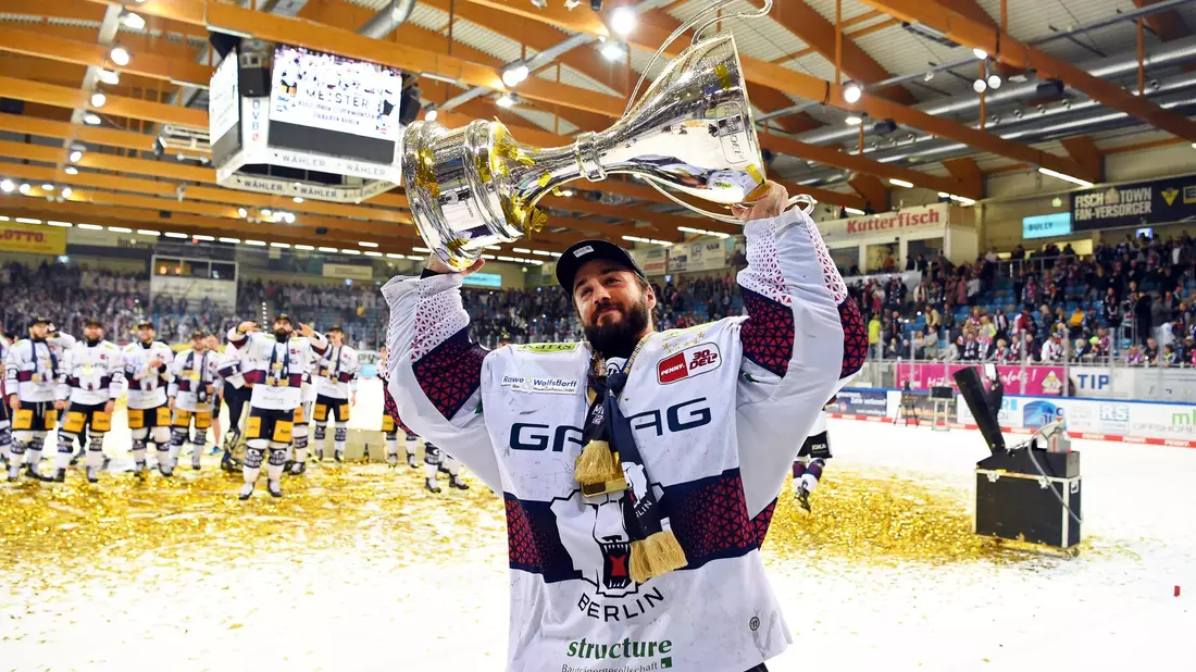 Die Eisbären Berlin gehen als Titelverteidiger in die neue Saison - Bild: Carmen Jaspersen/dpa