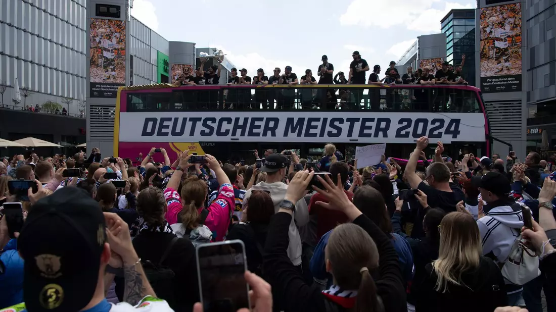 Gelten wieder als Topfavorit: Titelverteidiger Eisbären Berlin - Bild: Paul Zinken/dpa