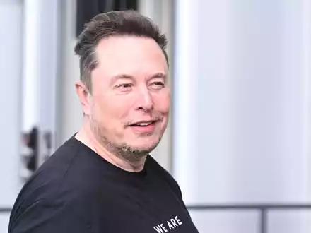 Elon Musk unterstützt Trump im Wahlkampf - und macht auf seiner Plattform X immer wieder Stimmung gegen dessen Kontrahentin Harris. (Archivbild) - Foto: Sebastian Gollnow/dpa