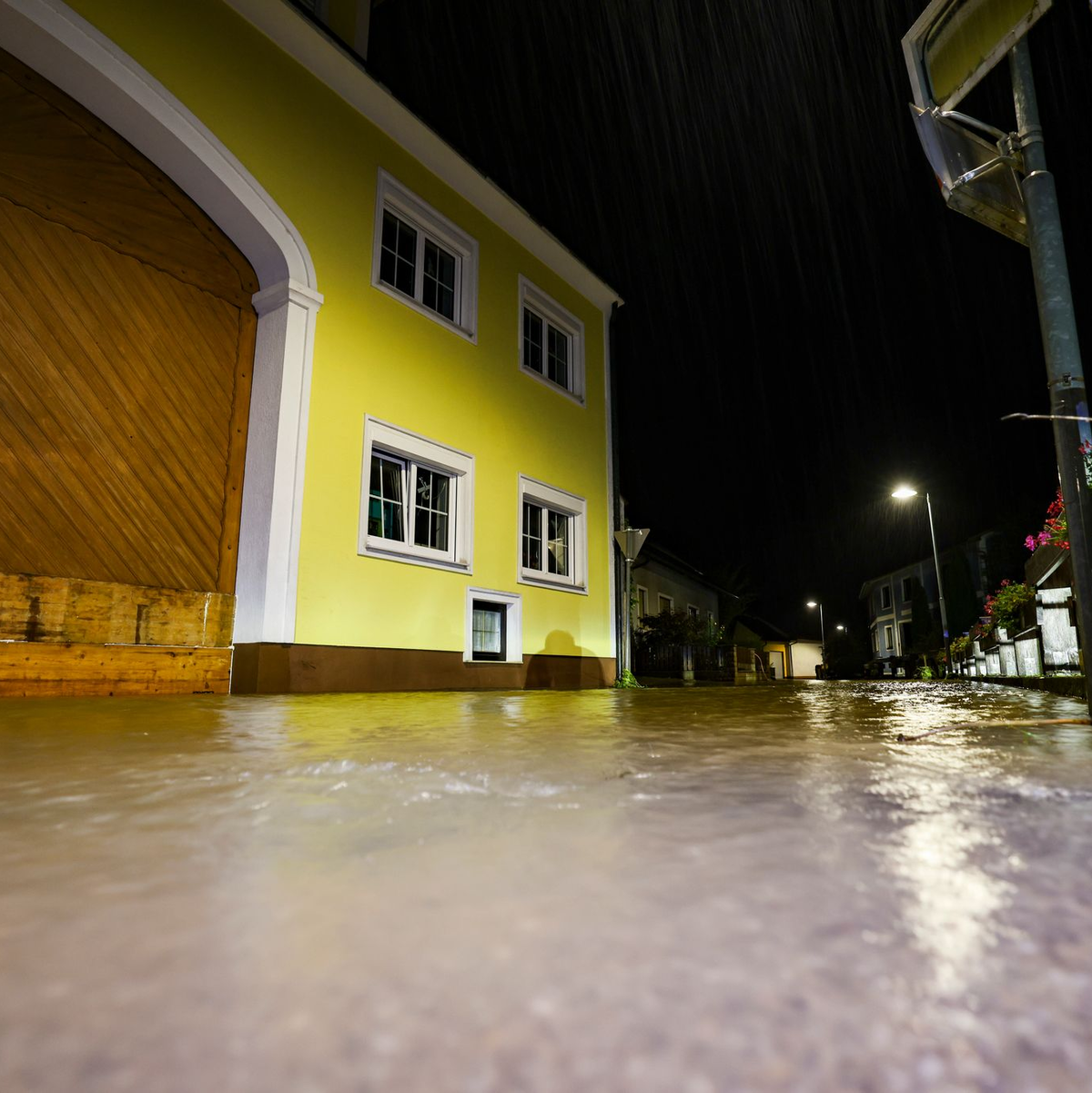 In Österreich entspannt sich die Hochwasser-Lage nur langsam. - Foto: Christoph Reichwein/dpa