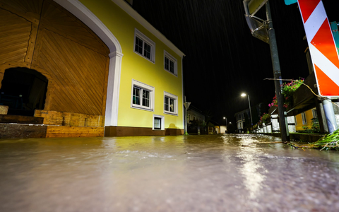 In Österreich helfen Freiwillige beim Befüllen von Sandsäcken. - Foto: Christoph Reichwein/dpa