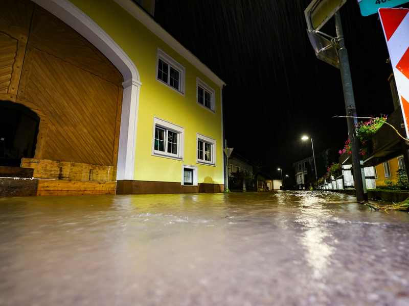 In Österreich entspannt sich die Hochwasser-Lage nur langsam. - Foto: Christoph Reichwein/dpa