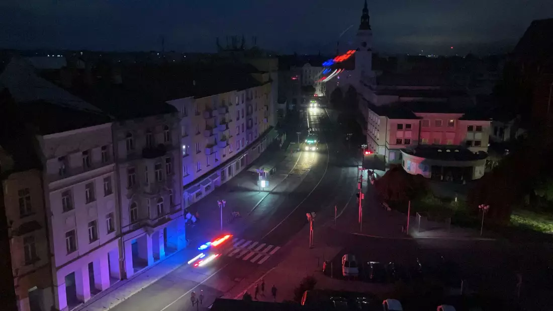 Als Folge des Hochwassers ist am Abend in Opava der Strom ausgefallen. (Foto aktuell) - Bild: Jan Gebert/AP/dpa