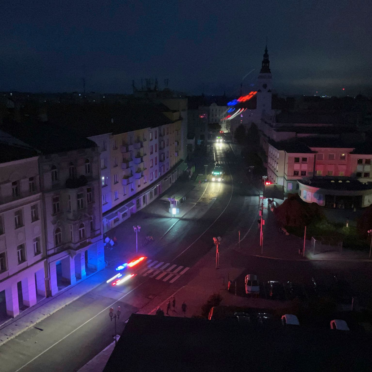 Als Folge des Hochwassers ist am Abend in Opava der Strom ausgefallen. - Foto: Jan Gebert/AP/dpa