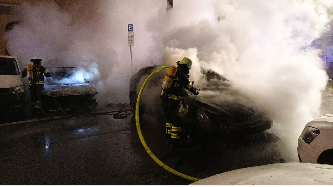 FW-M: Dichter Rauch durch brennende Autos (Isarvorstadt) - Bild: presseportal.de