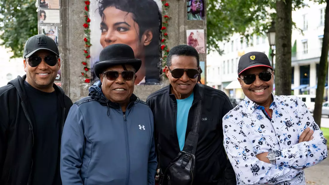 Tito Jackson (Zweiter von links) war mit seinen Brüdern Jackie und Marlon sowie seinem Sohn Taryll erst vor einer Woche in München. (Archivbild) - Bild: Lennart Preiss/dpa