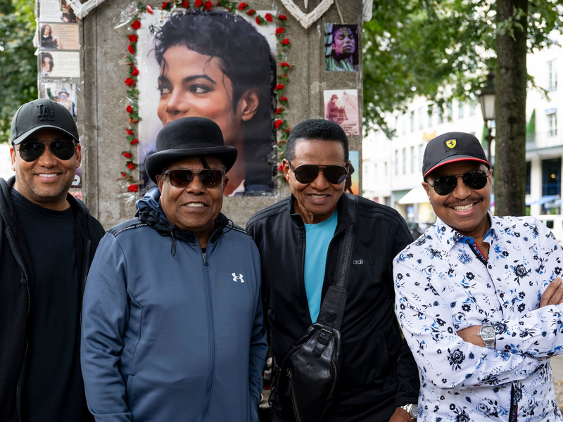 Tito Jackson (Zweiter von links) war mit seinen Brüdern Jackie und Marlon sowie seinem Sohn Taryll erst vor einer Woche in München. (Archivbild) - Foto: Lennart Preiss/dpa