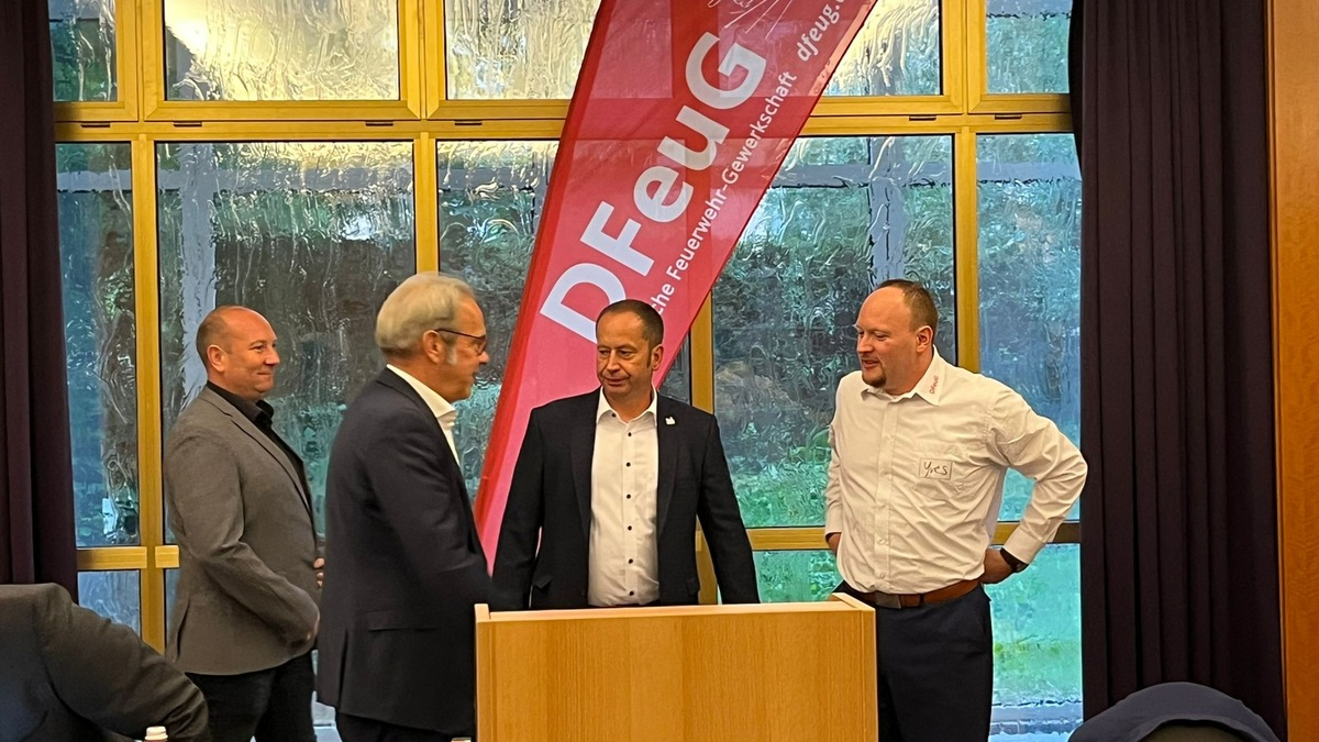 Gewerkschaftstag der Deutschen Feuerwehr-Gewerkschaft in Weimar / im Gespräch mit Thüringens Innenminister Georg Maier - Foto: presseportal.de