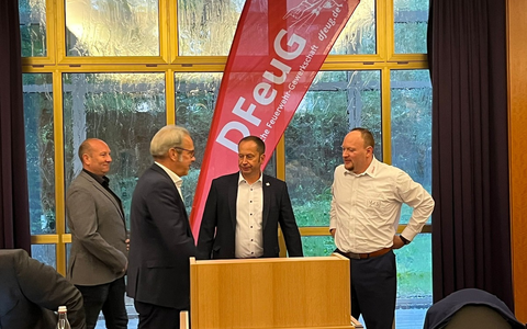 Gewerkschaftstag der Deutschen Feuerwehr-Gewerkschaft in Weimar / im Gespräch mit Thüringens Innenminister Georg Maier - Foto: presseportal.de