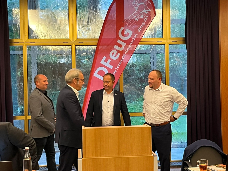 Gewerkschaftstag der Deutschen Feuerwehr-Gewerkschaft in Weimar / im Gespräch mit Thüringens Innenminister Georg Maier - Foto: presseportal.de