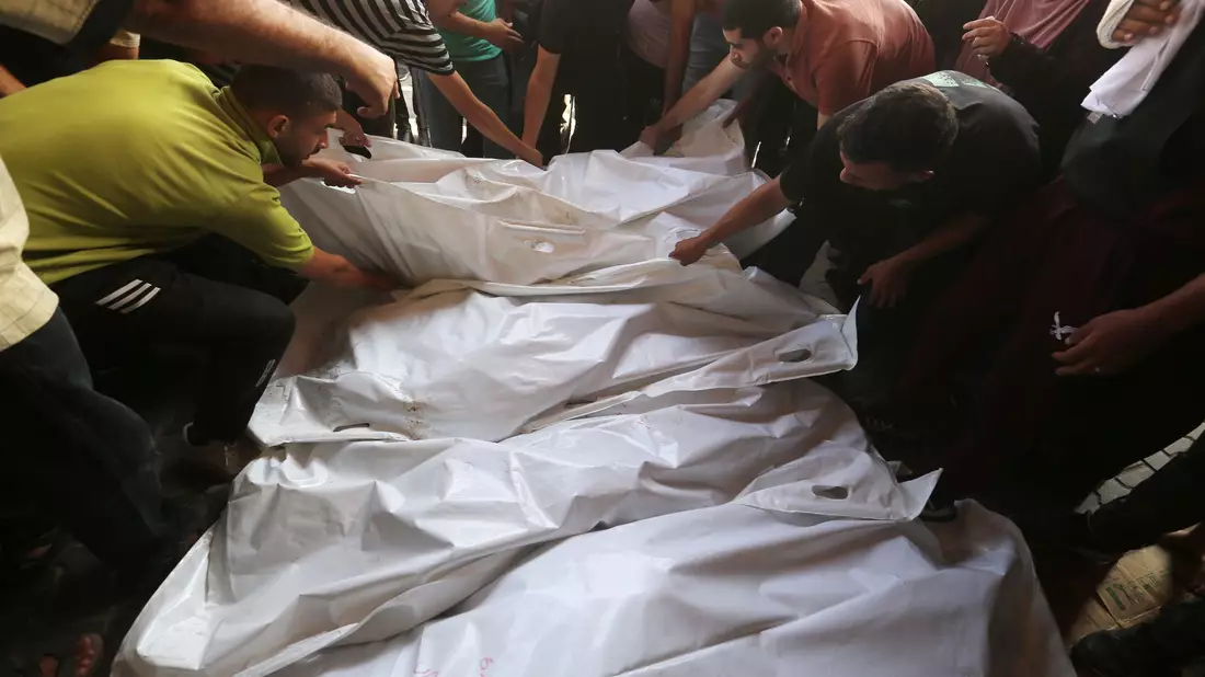 Trauernde Angehörige im Gazastreifen (Archivbild) - Bild: Omar Ashtawy/APA Images/ZUMA Press Wire/dpa