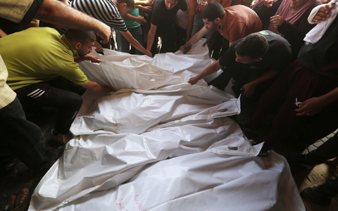 Trauernde Angehörige im Gazastreifen (Archivbild) - Foto: Omar Ashtawy/APA Images/ZUMA Press Wire/dpa