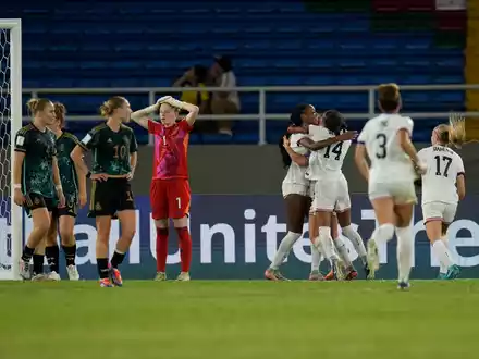 Cora Zicai (Mitte) traf für Deutschland zum 1:0. - Foto: Fernando Vergara/AP/dpa