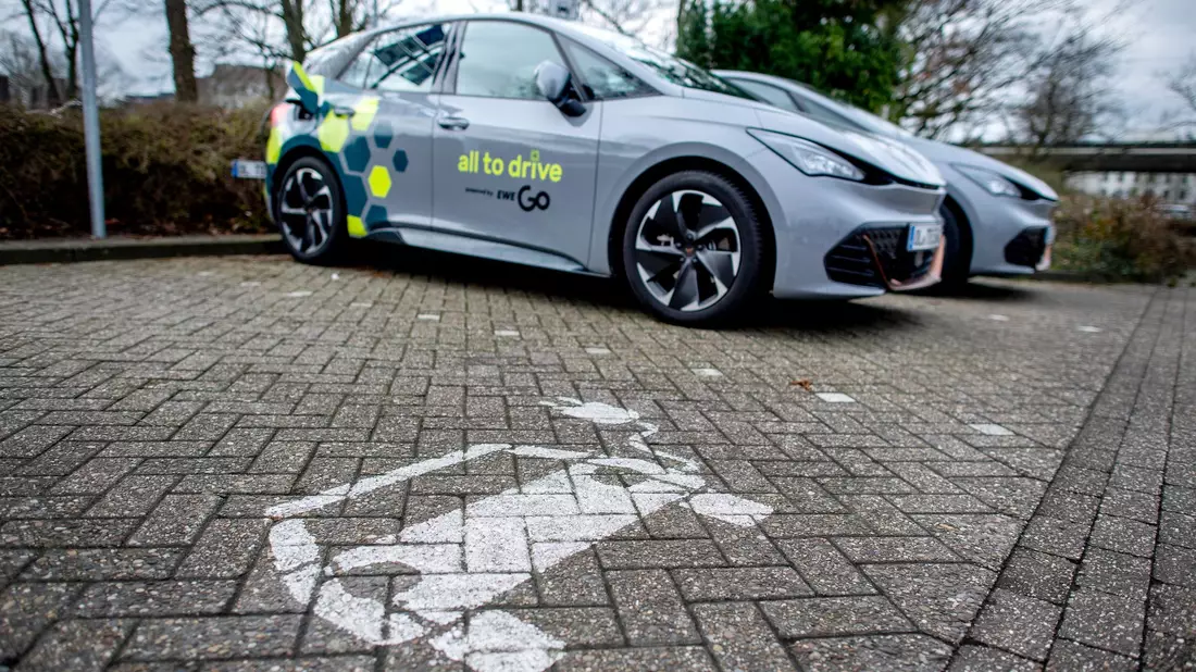 Die Verfügbarkeit von Carsharing-Angeboten fließt in den «Smart City Index» des Bitkom ein. - Bild: Hauke-Christian Dittrich/dpa