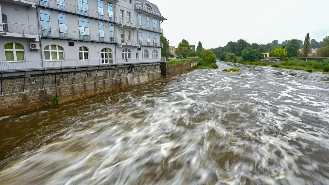 In Deutschland richten sich die Blicke auf die Hochwasserlage in den Nachbarländern.  - Bild: Patrick Pleul/dpa