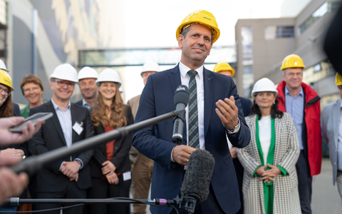 An der Betriebsversammlung nahmen rund 2.500 Beschäftigte teil. - Foto: Izabella Mittwollen/dpa