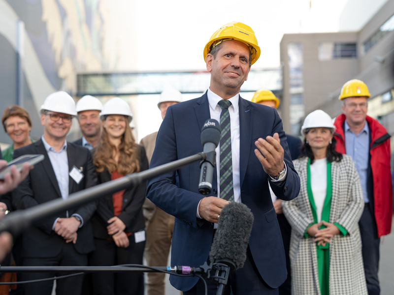 An der Betriebsversammlung nahmen rund 2.500 Beschäftigte teil. - Foto: Izabella Mittwollen/dpa