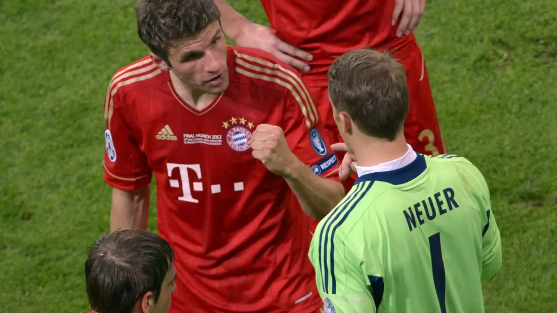 Manuel Neuer (l) nach dem entscheidenden Elfmeter, im Hintergrund jubeln die Chelsea-Profis. - Bild: picture alliance / dpa