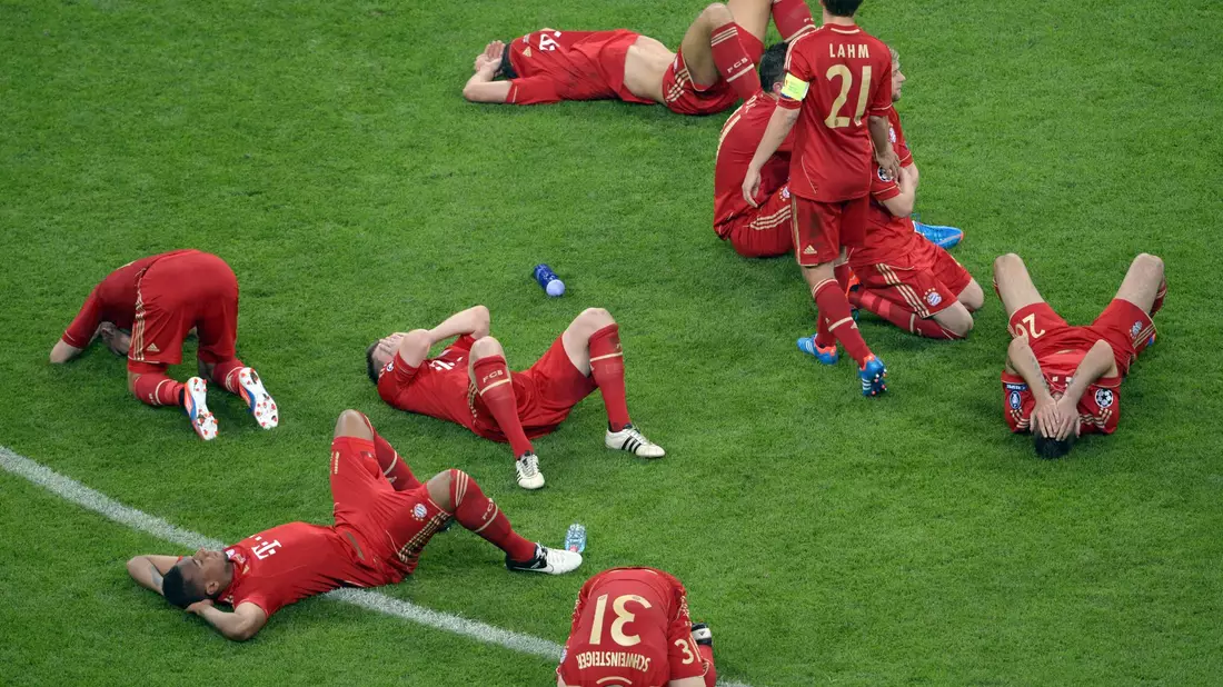 Die Bayern-Profis am Boden: Szene nach dem verlorenen Finale 2012. - Bild: picture alliance / dpa