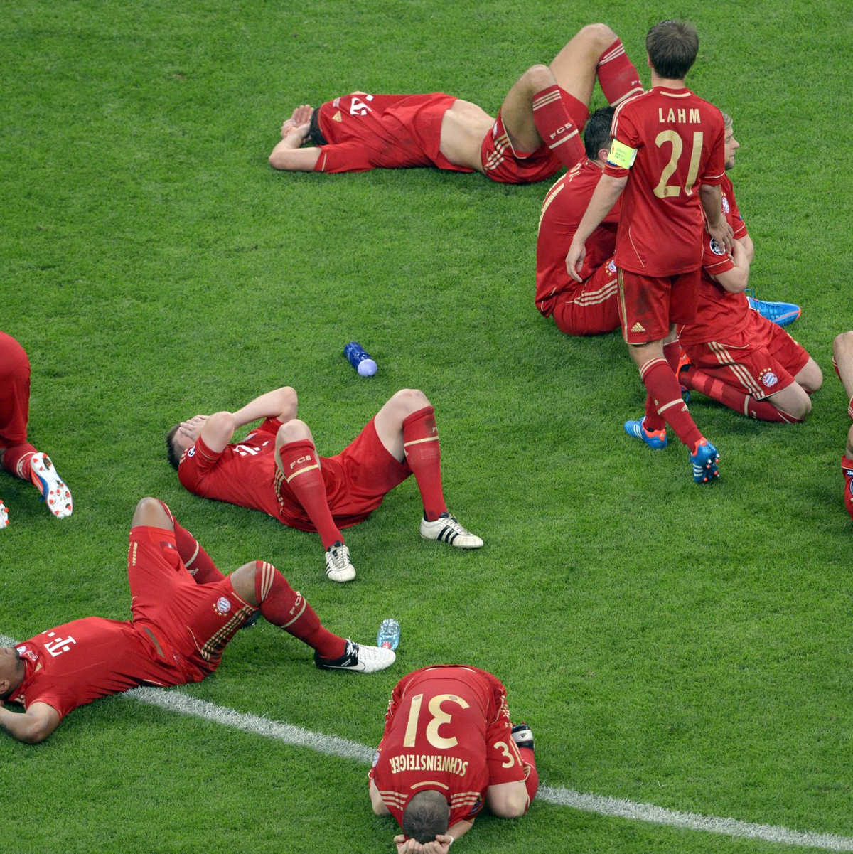 Die Bayern-Profis am Boden: Szene nach dem verlorenen Finale 2012. - Foto: picture alliance / dpa