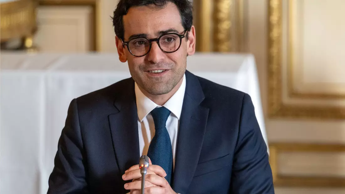 Frankreich schlägt Außenminister Stephane Sejourne für die EU-Kommission vor. - Bild: Soeren Stache/dpa