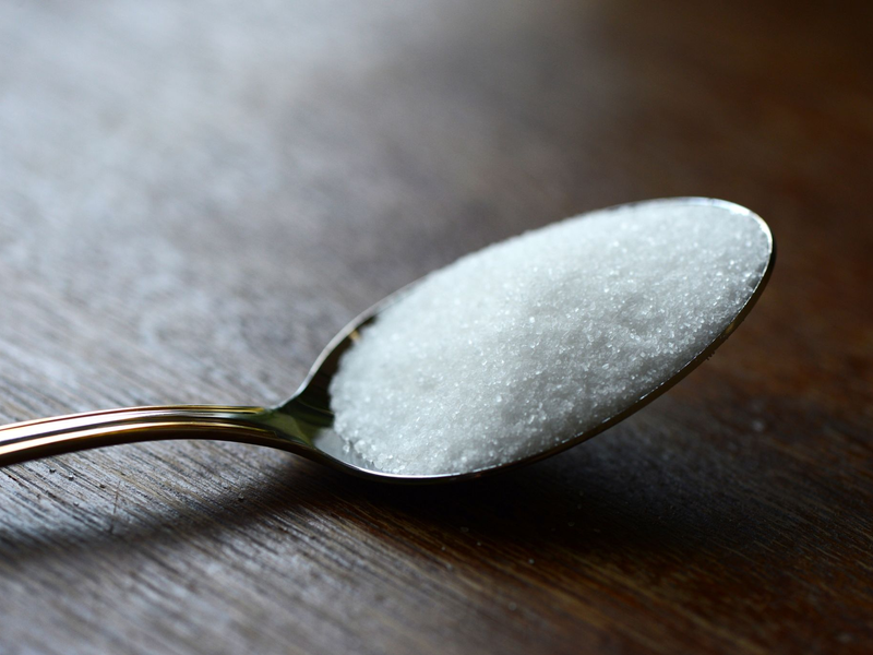 Zucker wird für Verbraucher wieder günstiger. - Foto: Jens Kalaene/dpa-Zentralbild/dpa
