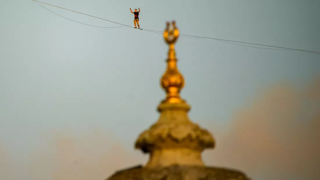 Der estnische Sportler Jaan Roose hatte 165 Meter zu überqueren. - Bild: Emrah Gurel/AP/dpa