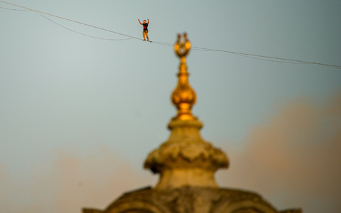 Der estnische Sportler Jaan Roose hatte 165 Meter zu überqueren. - Foto: Emrah Gurel/AP/dpa