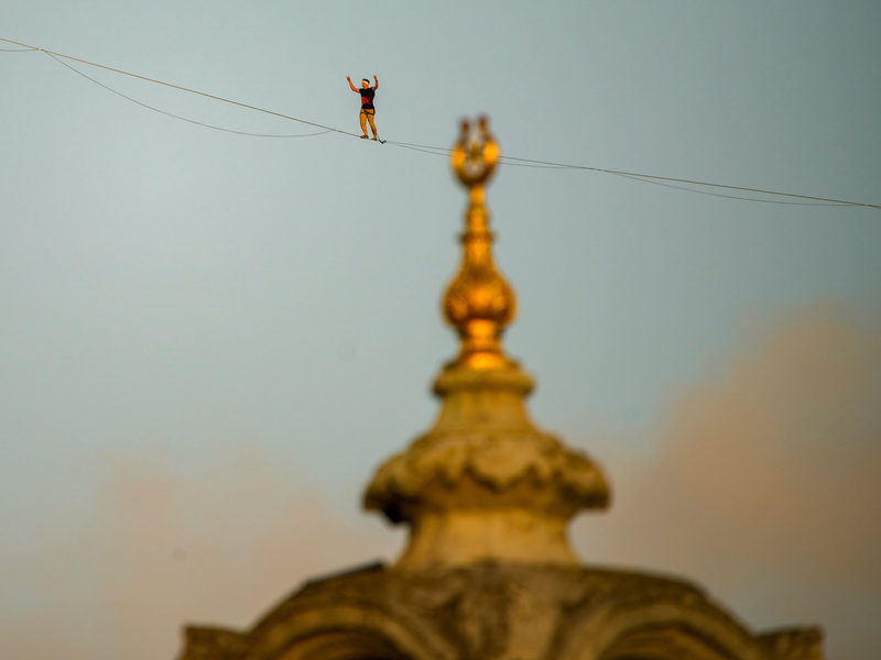 Der estnische Sportler Jaan Roose hatte 165 Meter zu überqueren. - Foto: Emrah Gurel/AP/dpa