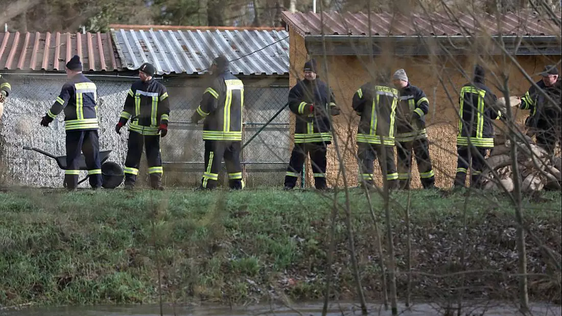 Feuerwehr bei einer Hochwasserlage (Archiv) - Bild: über dts Nachrichtenagentur