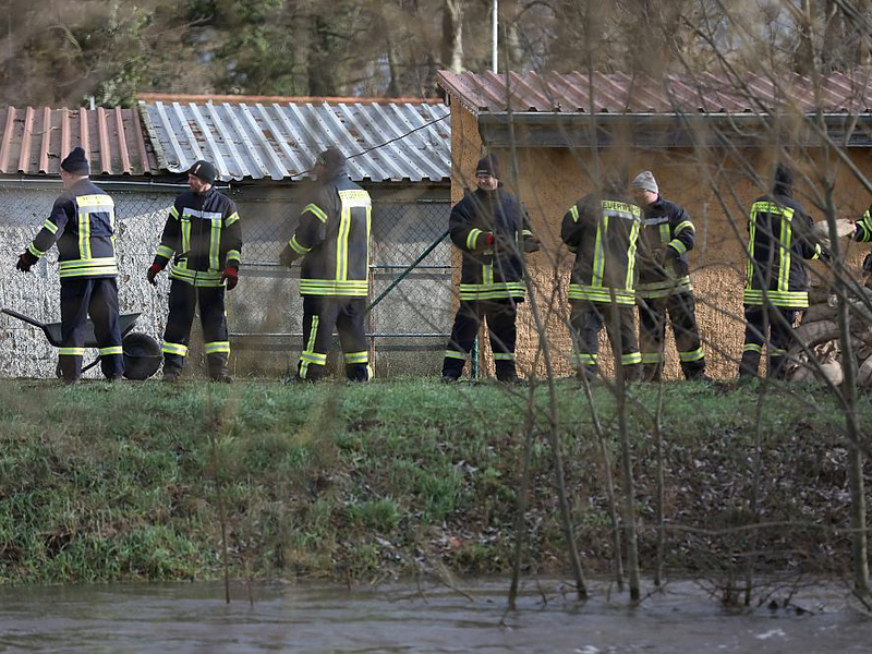 Feuerwehr bei einer Hochwasserlage (Archiv) - Foto: über dts Nachrichtenagentur