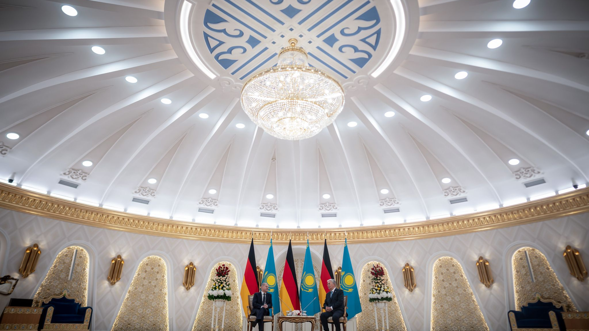 Für Kanzler Scholz (links) ist das zentralasiatische Kasachstan vor allem als Rohstoff-Lieferant interessant. Bei seinem Besuch geht es aber auch um den russischen Angriffskrieg gegen die Ukraine. - Foto: Michael Kappeler/dpa