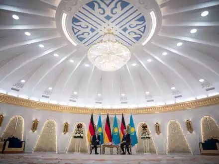 Kasachstan soll mehr Rohöl nach Deutschland liefern. Damit soll die PCK-Raffinerie in Schwedt besser ausgelastet werden. - Foto: Michael Kappeler/dpa