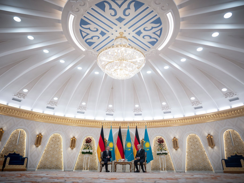 Für Kanzler Scholz (links) ist das zentralasiatische Kasachstan vor allem als Rohstoff-Lieferant interessant. Bei seinem Besuch geht es aber auch um den russischen Angriffskrieg gegen die Ukraine. - Foto: Michael Kappeler/dpa