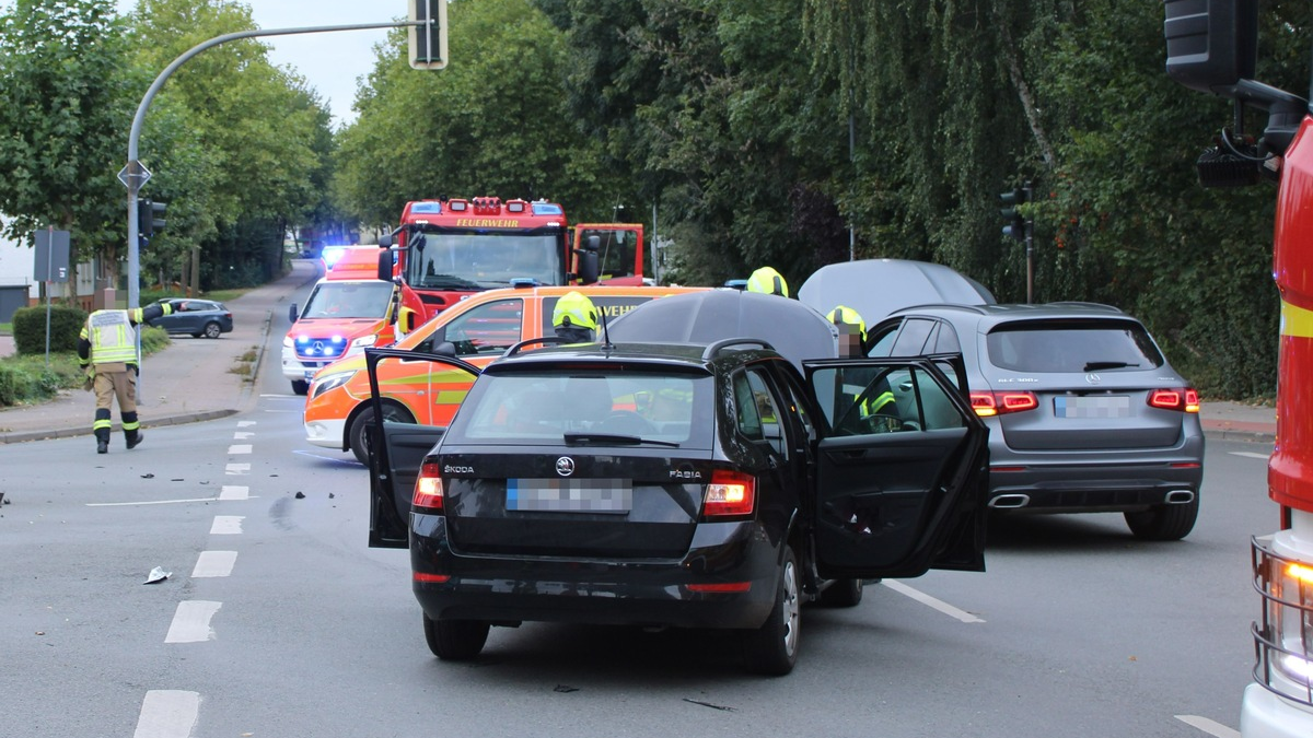 POL-MI: Sechs Personen bei Kreuzungsunfall leicht verletzt - Foto: presseportal.de