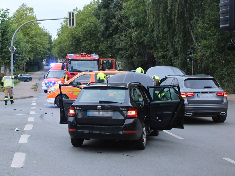 POL-MI: Sechs Personen bei Kreuzungsunfall leicht verletzt - Foto: presseportal.de